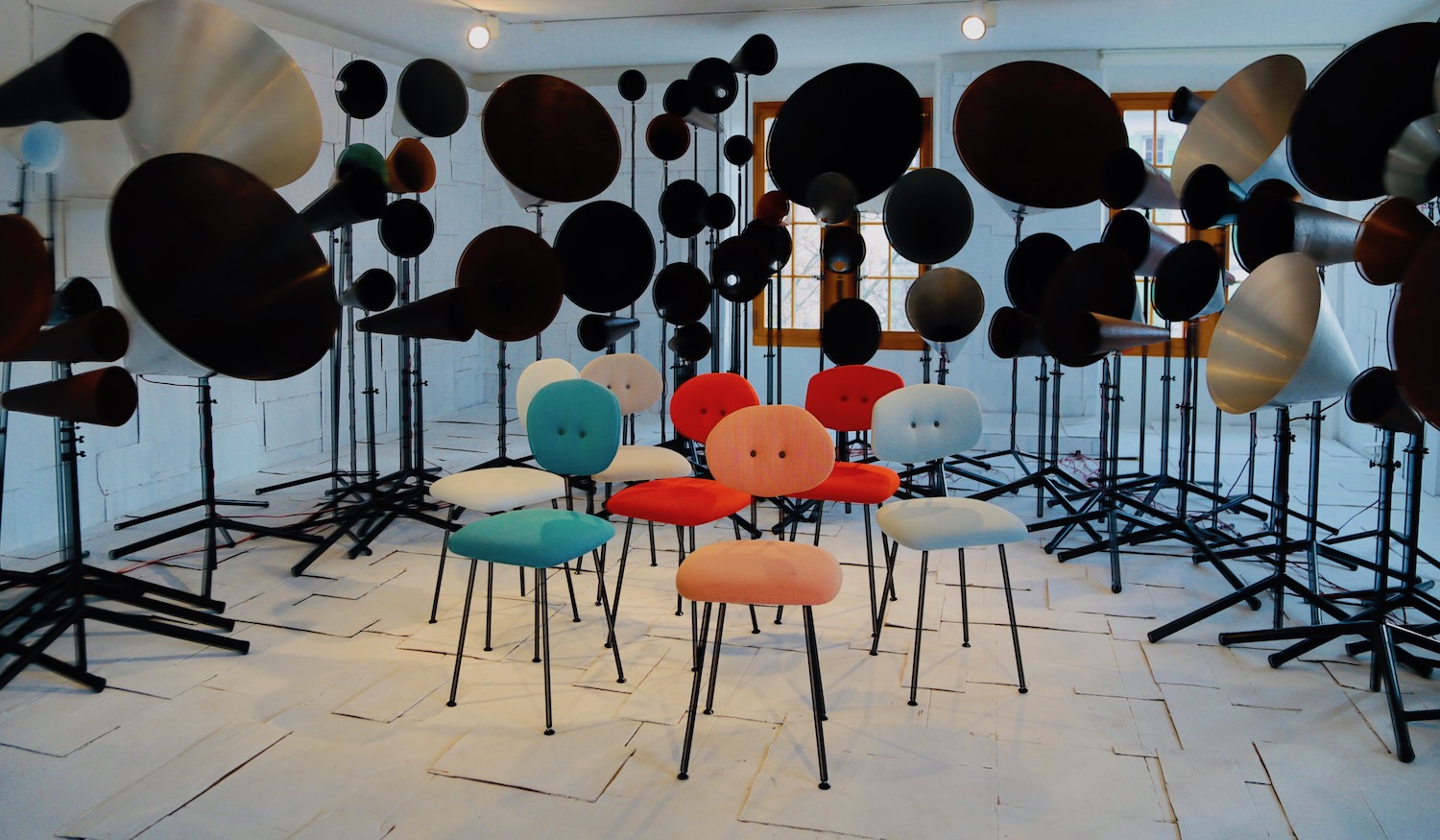 extraordinaire, mudac, expo, maarten baas, installation chaises mégaphones